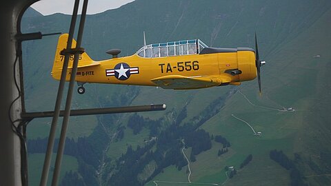 Der Pilot der T-6 salutiert militärisch.