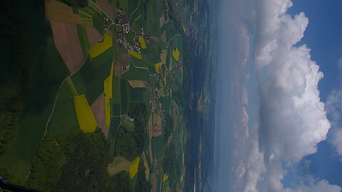 In der Sonnen erstrahlen die Rabsfelder.