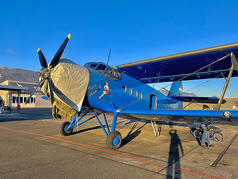 An-2 steht bereit mit vorgewärmtem Motor.