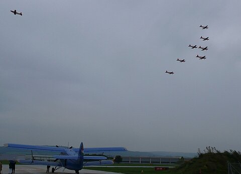 AN-2 und das PC-7 Team.