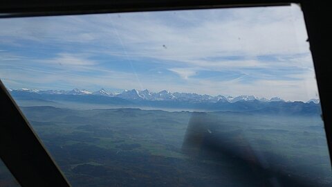 Vor uns die Berner-Alpen.