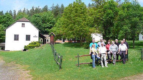 Gruppenbild vor der Mühle.