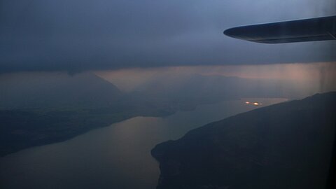 Thunersee im Abendlicht.