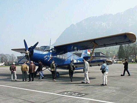 Zuschauer besichtigen die AN-2.