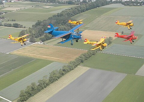 Formationsflug mit Dopeldecker.