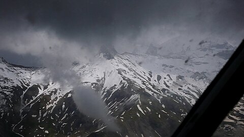 In den Wolken das Tschingellochtigenhorn bei Engstligenalp.