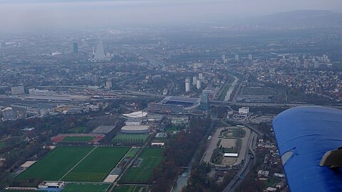 Fussballstadion und der Novartis-Turm.