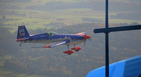 Ein Extra 300 kommt in Formation.