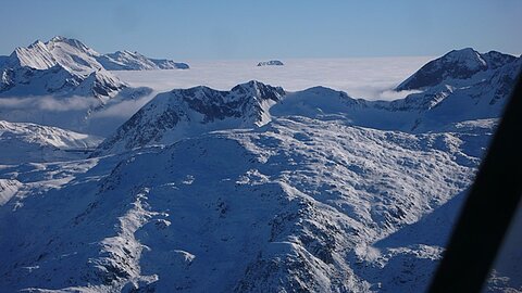 Windkraftwerke am Nuffenenpass mit Blick in Richtung Domodossola.