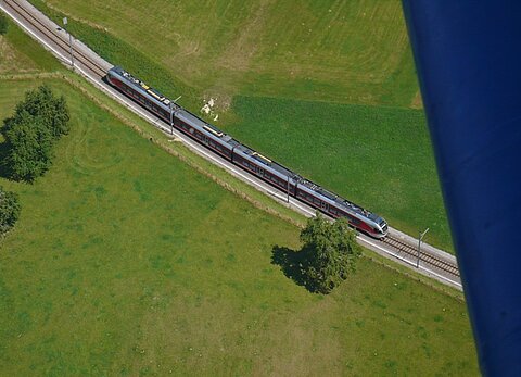 Erdgebundenes Transportmittel.