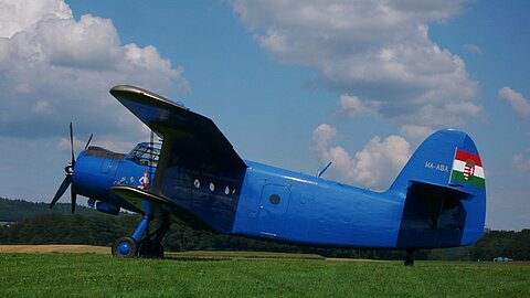 Die An-2 wartet auf ihre Passagiere.