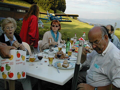 Passagiere bei Apéro.