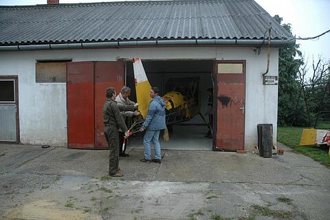Im Hangar von Ernö wird der Stinson depponiert.