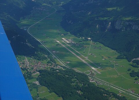 Übder den MIlitärflugplatz von Meiringen.