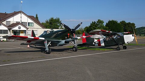 Zwei ehemalige Militärflugzeuge, Morane und der Stinson vom AVS.