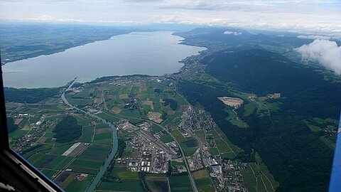 Rechts der Neuenburgersee.