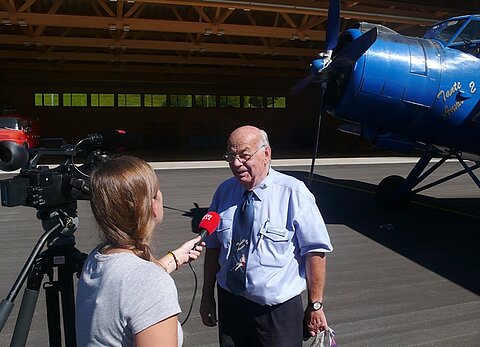 Tele Bärn interviewt die Piloten.