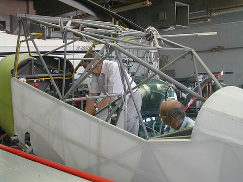 Heiri und Hansruedi begutachten das Cockpit.