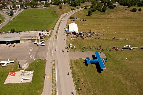 Das Festzelt und die Attraktion, Antonov An-2.