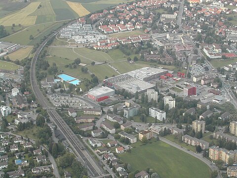 Die Gäste wünschen einen Überflug über die CocaCola Fabrik in Ditlikon fliegen.
