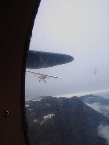 Das Fotoflugzeug nähert sich.