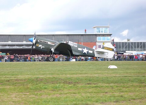 Curtis P-40 nach der Landung.