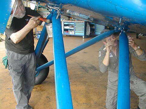 Schmieren der Fahrwerkanlenkung.