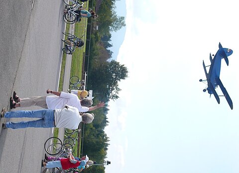 Die An-2 hebt ab und Paul winkt ihnen nach.