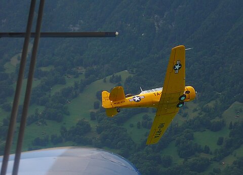 Nach dem kurzen Formationsflug dreht die T-6 ab.