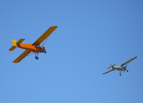 Auch Flugzeuge aus den 30-er Jahren waren mit von der Partie.