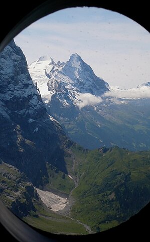 Im Vordergrund grosse Scheidegg mit Eigernordwand.
