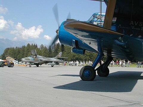 Im kalten Krieg fast unmöglich, russische AN-2 und Hunter Kampfflugzeuge auf einem Militärflugplatz.