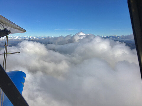 Wolkenfelder ziehen an uns vorbei.