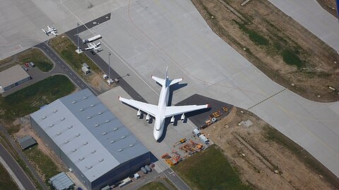 Auf dem Flugplatz Leipzig erblicken wir die Antonov An-124.