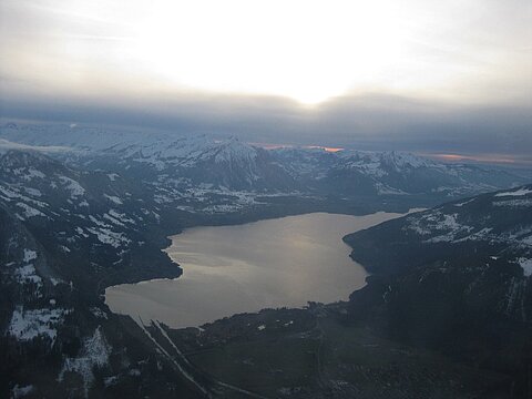 Thunersee im Abendlicht.