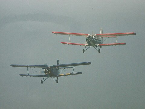 Formationsflug zweier An-2.