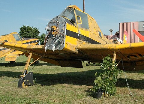 Dieses Spreyflugzeug steht wohl schon etwas länger auf dem Flugplatz.