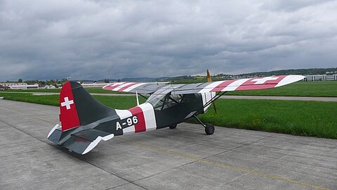 Der Stinson wird aufgestellt wie anno ...
