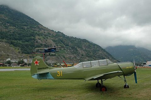 AN-2 im Anflug auf Raron.