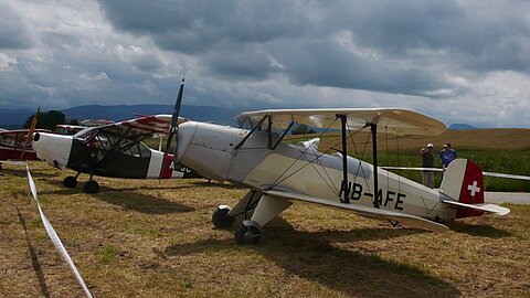Bücker Bü-131 Jungmann 1938 daneben Stinson L-5 1943.