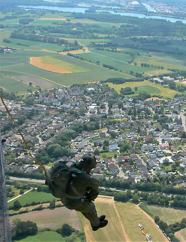 Die Reissleine zieht den Fallschirm hinaus.