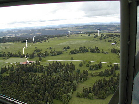 Windkraftwerke hinter dem Jura.
