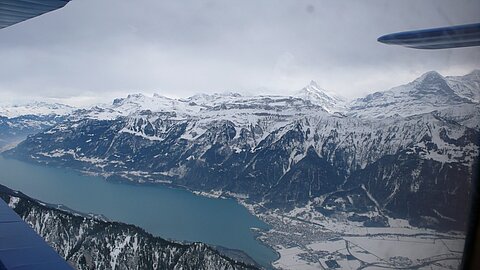 Brienzersee im Hintergrund Wetterhorn, Finsterarhorn und Eigernordwand.