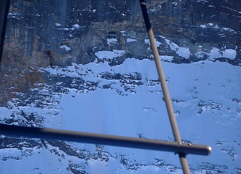 Auch bei diesem Flug geht es an der Eigernordwand mit den Fenstern vorbei.
