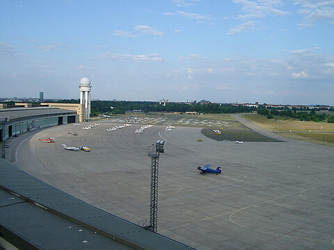 Unsere Antonov auf dem Vorfeld von Tempelhof.