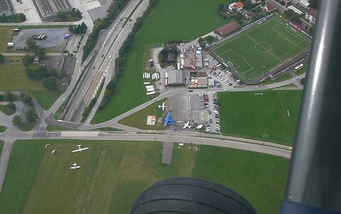 Die Antonov muss aufgetankt werden bevor die nächsten Pasagiere fliegen können.