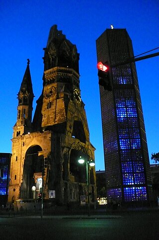 Die im Krig zerstörte Kaiser-Wilhelm-Gedächtnis-Kirche am Abend.