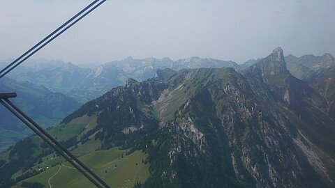 Links das Simmental und rechts Stockhorn.