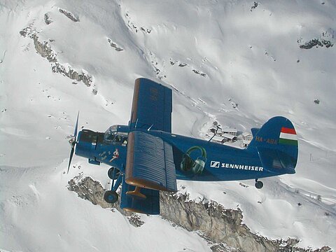Die Antonov in der engadiner Bergwelt.