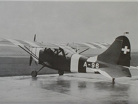 Der L-5 im Neutralitätsanstrich als er bei der Schweizer Luftwaffe bis 22.Oktober 1945 im Einsatz stand.